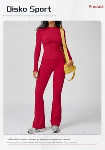 Ensemble de yoga rouge avec haut à manches longues et legging évasé à taille haute