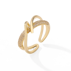 Vista detallada del anillo esmeralda vintage con banda de pavé dorado y diseño abierto ajustable
