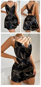 Détail d'une nuisette en satin noir avec imprimé feuilles dorées et dos en dentelle papillon