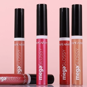 Gloss a levres liquide et scintillant Handaiyan, longue duree, hydratant et facile a appliquer.