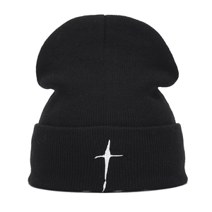 Bonnet en maille noire avec broderie croix blanche et texture côtelée pour l'hiver