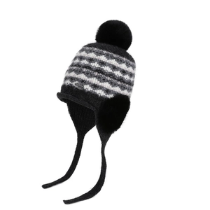Bonnet d'hiver en tricot à motifs ondulés noirs, grand pompon et cache-oreilles polaire