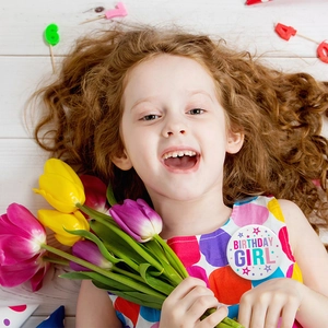 Birthday Girl Anstecknadel mit Sternen, von einem Kind zur Geburtstagsfeier getragen