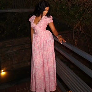 Robe maxi rose à fleurs avec manches bouffantes et col en V, silhouette élégante en ligne A