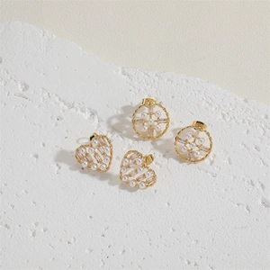 Élégantes boucles d'oreilles dorées en cœur et perles avec zircon sur socle en pierre