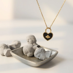 Vintage French Heart Pendant Necklace Titanium Steel 18K Gold Plated Black Acrylic Bee Design Clavicle Chain For Women