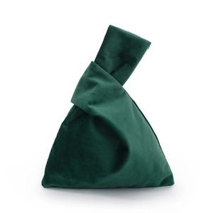 Détail macro d'un sac à nœud japonais en velours vert montrant la texture douce et l'anse