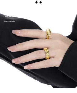Detailansicht eines 18K Gold-Wabenrings und Perlenrings an der Hand des Modells