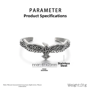 Makro-Detail des Edelstahl-Rabenarmbands mit keltischen Knotenmustern und Maßen