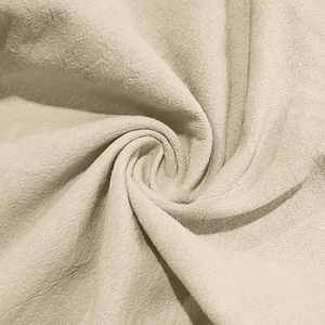 Gros plan sur la texture naturelle et le tissage doux du tissu beige en coton et lin