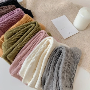 Chaussettes femme en maille torsadée cachemire aux couleurs vintage sur fond moelleux