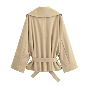 Ensemble chic veste courte trench et short kaki avec ceinture pour femme à plat