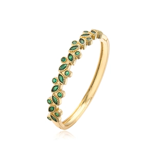 Detalle del brazalete abierto bañado en oro de 18K con circonitas verdes de talla marquesa