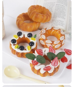 Realistisches künstliches Donut-Sortiment mit Erdbeer- und Mandel-Topping-Requisiten