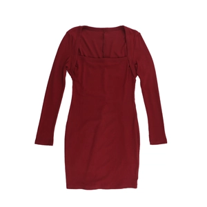 Dettaglio del vestito aderente bordeaux a maniche lunghe con scollo quadrato e trama a costine