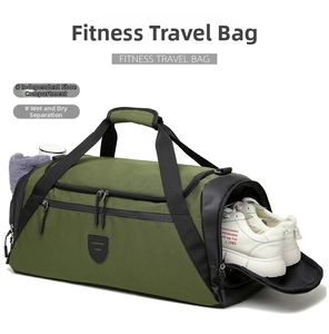 Détail du sac de sport vert armée avec compartiment à chaussures séparé et section humide