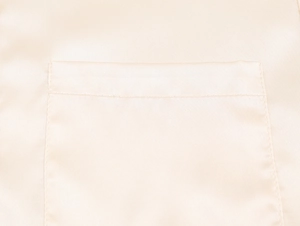 Detailansicht der Tasche an der beige Satin-Langarmbluse mit glatter Seidentextur