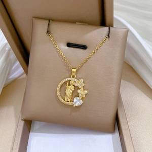 Elegante goldene Titanstahlkette mit Schmetterlings-Porträt-Anhänger und Herzkristallen
