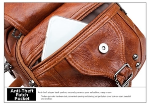 Détail de la poche zippée antivol à l'arrière d'un sac en cuir marron grainé litchi