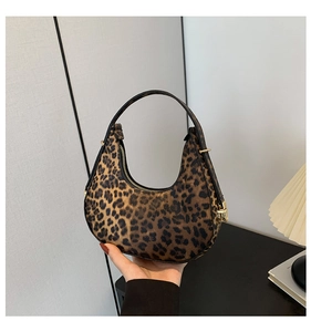 Vue détaillée du sac croissant imprimé léopard avec quincaillerie dorée de qualité