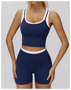 Vorderansicht des zweiteiligen dunkelblauen Sport-Sets mit Crop-Top und Shorts