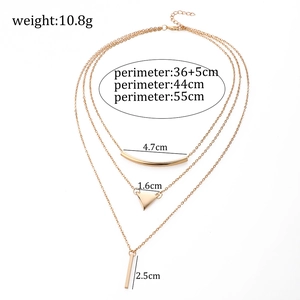 Vue détaillée du collier triple rang doré avec pendentifs triangle et barres avec dimensions