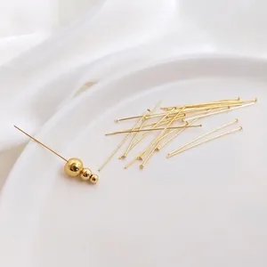 18K vergoldete T-Stifte für DIY-Schmuckherstellung auf weißem Keramikteller präsentiert