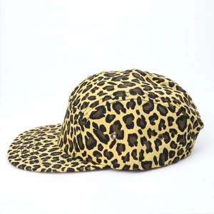 Seitenansicht der 5-Panel-Kappe mit Leopardenmuster, flachem Schirm und Metallösen-Detail