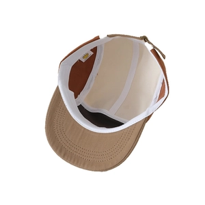 Cappellino hip-hop per bambini con visiera piatta e fibbia metallica regolabile rossa