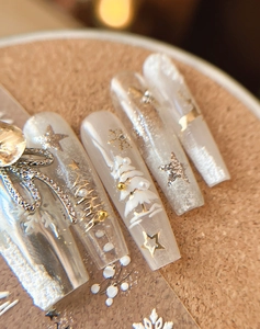 Détails de bijoux d'ongles de Noël 3D avec flocons argentés et accents de perles