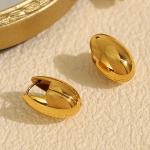 Elegante goldene bohnenförmige Creolen mit hochglänzendem Metallfinish für Damen
