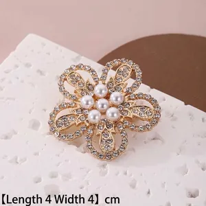 Gros plan détaillé d'une broche fleur avec des perles blanches et des strass étincelants