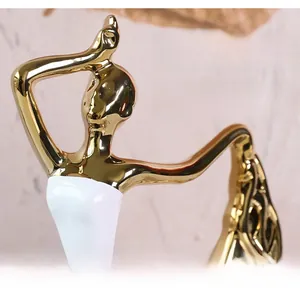 Vue détaillée de la finition dorée par galvanoplastie sur la statue de danseuse en céramique