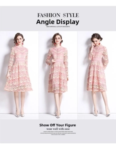 Vues sous trois angles de la broderie en dentelle rose et des manches de la robe trapèze