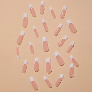 Faux ongles ballerine longs style french manucure avec perles sur base rose nu