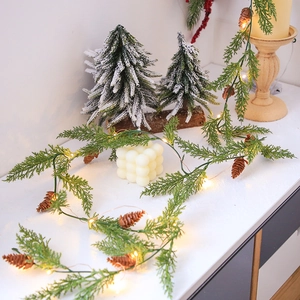 Guirlande de Noël artificielle avec aiguilles de pin, baies rouges et lumières LED chaudes