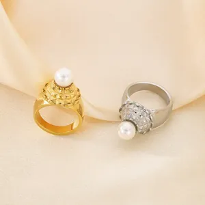 Bague En Acier Inoxydable Avec Künstliche Perle Blanche En Métal Texturé Exagéré Bijoux De Mode Rétro Pour Femmes Style Élégant