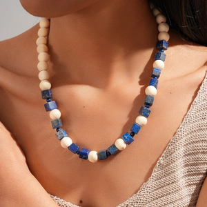 Détail du collier bohème avec cubes bleus style lapis-lazuli et perles crème rondes