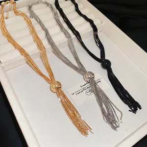 Collana a più strati con ciondolo a sfera e nappe in finiture oro, argento e nero