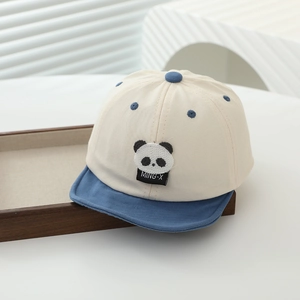 Détail de la casquette panda pour bébé avec patchwork beige et bleu et broderie Ming-X
