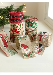 Détail de rubans de Noël en toile avec motifs de flocons, gnomes et camions rouges