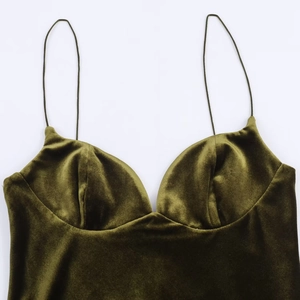 Robe élégante en velours vert à fines bretelles et bustier structuré pour femmes