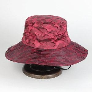 Détail du chapeau de soleil camouflage rouge avec aérations en métal et cordon réglable