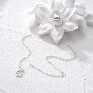 Detailed view of S925 sterling silver heart bracelet with secure spring clasp closure
