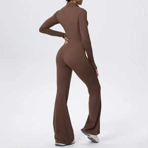 Vue arrière détaillée d'une combinaison de yoga marron avec pantalon évasé et coupe slim