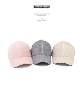 Vue détaillée des casquettes d'hiver en rose, gris et beige avec texture douce