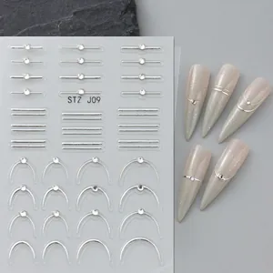 Détail de stickers nail art 5D argentés avec strass en cristal et motifs de lignes