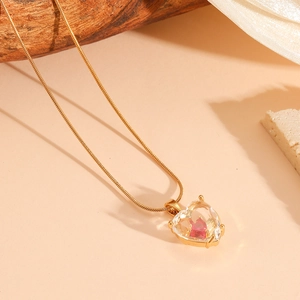 Collier élégant doré avec pendentif cœur et gemme rouge sur chaîne serpent fine
