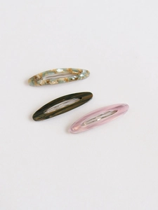 Vue détaillée de trois barrettes BB en acétate aux motifs marbrés et écaille