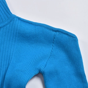 Détail de la robe en maille bleu lagon montrant la couture et la texture côtelée